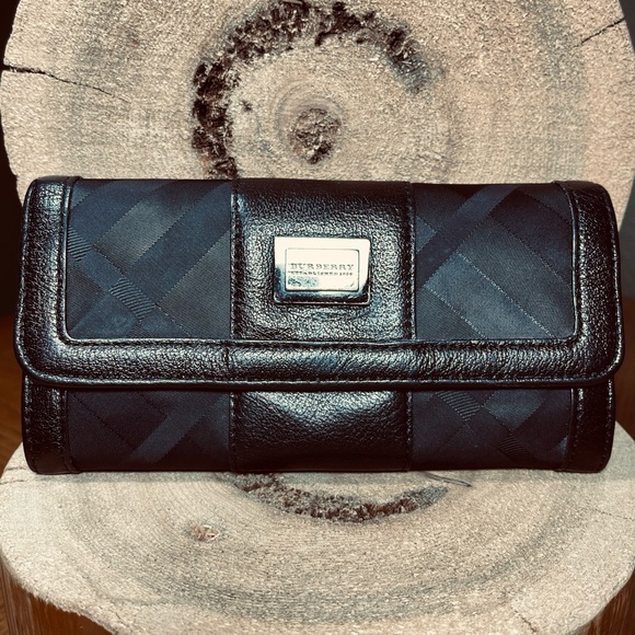 Burberry Handbags - RARE~HTF BURBERRY Vintage Black Nova Check Continental Wallet